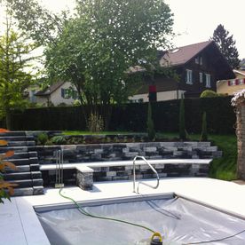 Pool mit Stützmauer - Blumen Mischler GmbH